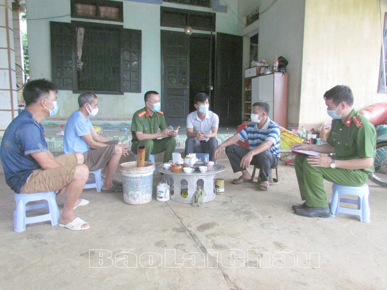 Công an xã Khổng Lào (huyện Phong Thổ) thường xuyên về cơ sở tyuyeen truyền, vận động nhân dân giữ gìn an ninh trật tự ở cơ sở.
